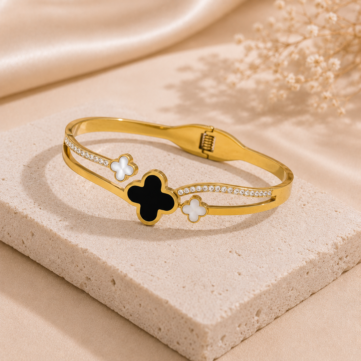 Noir Clover Crystal Bracelet