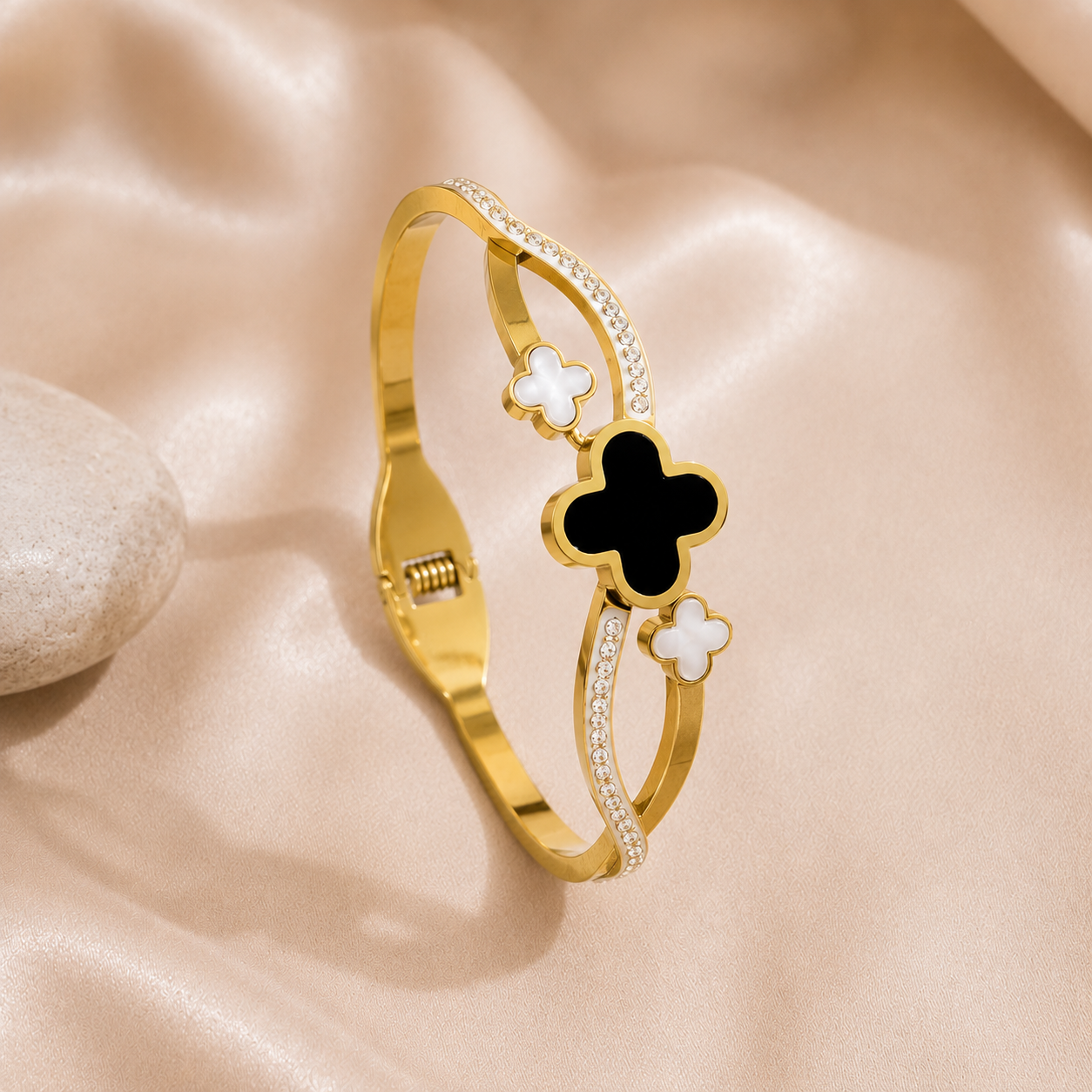 Noir Clover Crystal Bracelet